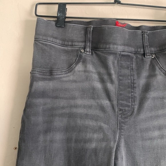Spanx Gray Distressed Denim  Jeans Skinny Pants 20213R Frayed Hem Size Medium - Picture 5 of 8